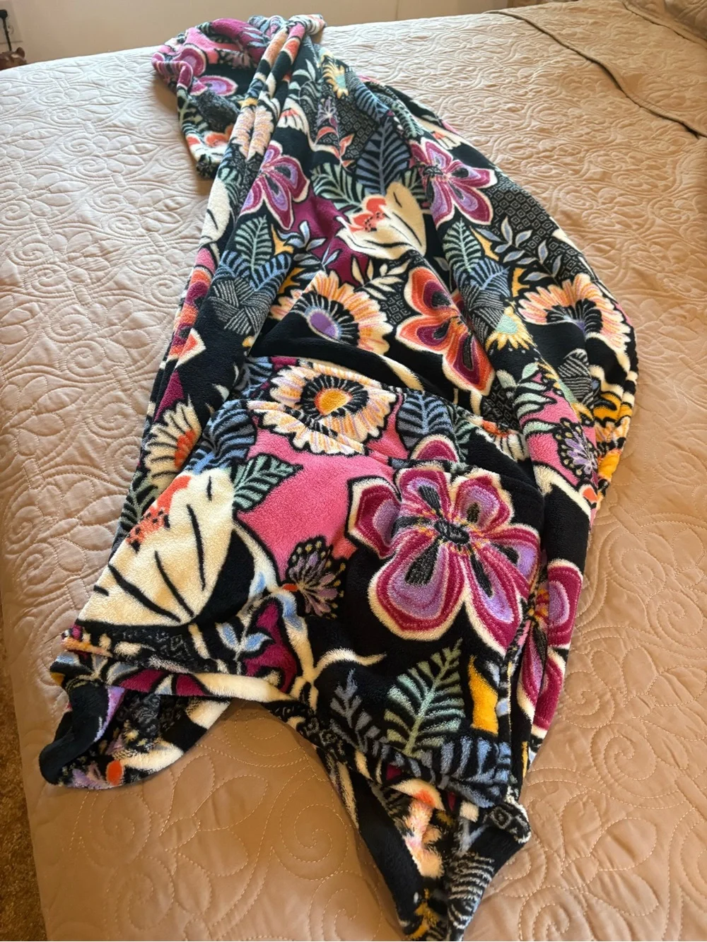 NWOT Vera Bradley Floral Plush Throw and travel Blanket in Black, Pink & Yellow